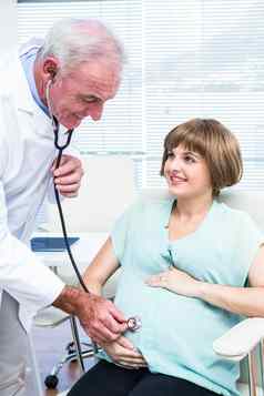 医生检查怀孕了女人听诊器