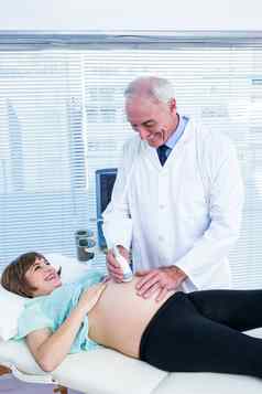 快乐医生执行超声波怀孕了女人