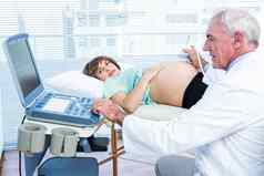 怀孕了女人医生扫描机