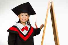 亚洲中国人女孩毕业礼服讯息黑板上