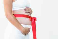 怀孕了女人红色的丝带撞