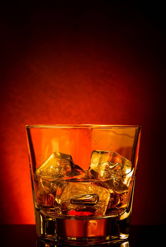 玻璃<strong>威士忌</strong>黑色的表格反射红色的色彩大气