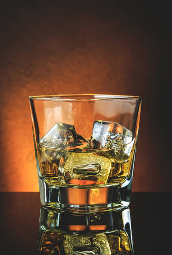 玻璃<strong>威士忌</strong>黑色的表格反射温暖的大气