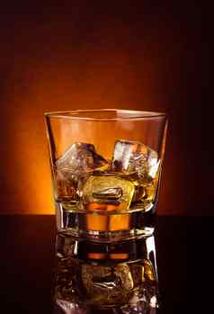 玻璃威士忌黑色的表格反射温暖的色彩大气