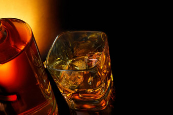 前视图玻璃<strong>威士忌</strong>瓶黑色的表格反射