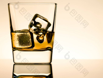玻璃威士忌冰多维数据集表格反射<strong>光</strong>棕色（的）<strong>大气</strong>