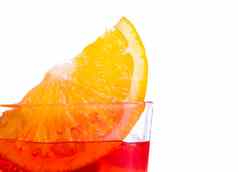 橙色片前红色的鸡尾酒冰多维数据集白色背景