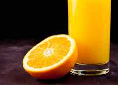 细节完整的玻璃橙色汁一半橙色