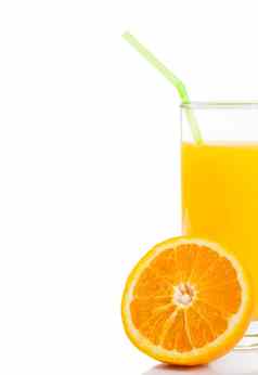 一半橙色前面玻璃橙色汁稻草白色背景