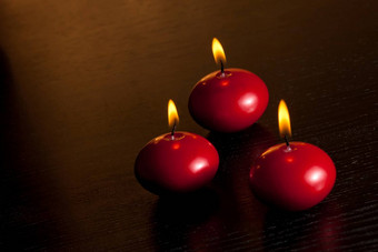 前视图红色的圣诞节蜡烛温暖的色彩光背景