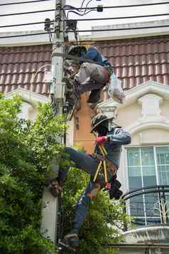电工线路工人修理工工人攀爬工作电气