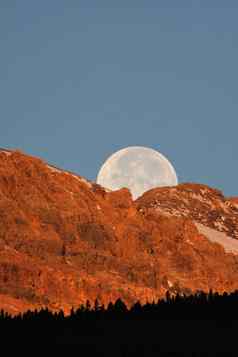 完整的月亮山风景优美的阿尔伯塔省