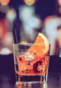 玻璃斯普利茨开胃酒阿培罗尔鸡尾酒橙色片冰多维数据集酒吧表格古董大气背景
