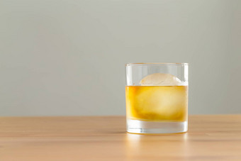 玻璃威士忌冰