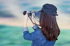 女人旅行者穿蓝色的衣服摄影师照片