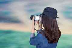 女人旅行者穿蓝色的衣服摄影师照片