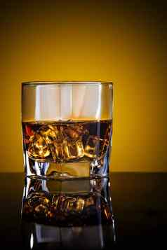 玻璃苏格兰威士忌威士忌冰