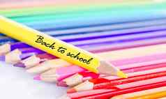 色彩斑斓的铅笔蜡笔白色背景