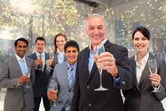 复合图像快乐多样化的业务集团敬酒香槟