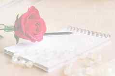 古董风格红色的玫瑰日记褪色日历