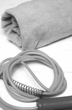 健身设备毛巾跳绳子黑色的白色颜色风格
