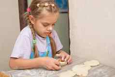 一年女孩集中造型蛋糕卷心菜