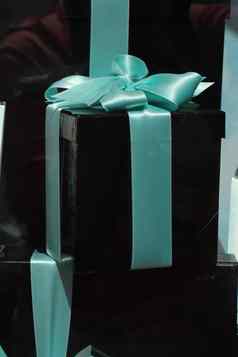 礼物盒子蓝色的丝带