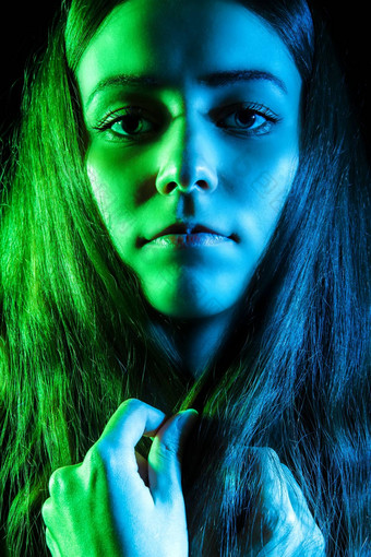美丽的年轻的女人<strong>绿色</strong>蓝色的灯