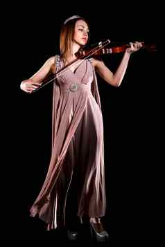 漂亮的年轻的女人玩小提琴