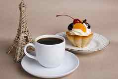 杯咖啡蛋糕埃菲尔铁塔塔