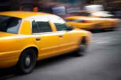 超速行驶黄色的出租车出租车运动模糊