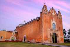 风景优美的视图典型的墨西哥教堂日落蒂库尔