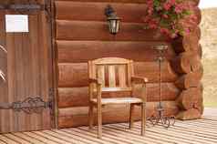 木椅子木房子花