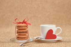 马卡龙红色的心杯咖啡爱情人节一天