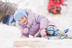 五年女孩下降了雪滚山包围孩子们