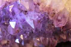 紫色的白色自然紫水晶晶洞