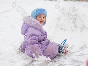 女孩白雪覆盖的滚动山向后