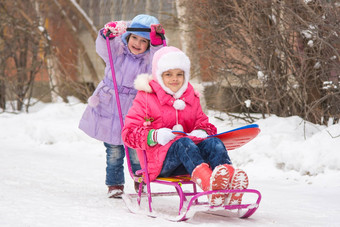 女孩卷女孩雪橇院子里