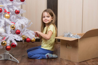 有趣的女孩需要圣诞节树玩具