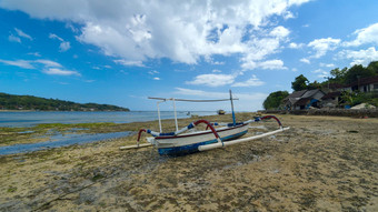 孤独的钓鱼船海岸线岛巴厘岛英顿