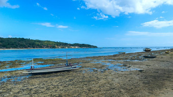 孤独的钓鱼船海岸线岛巴厘岛印尼
