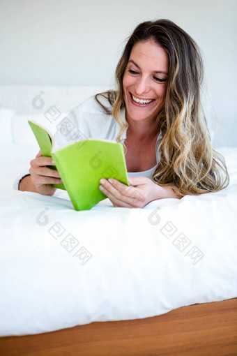 微笑女人说谎床上阅读书