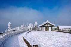 德鱼山山覆盖雪早....雾冬天