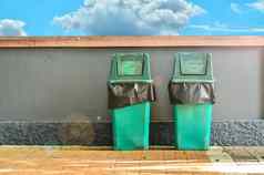 绿色垃圾桶保持垃圾