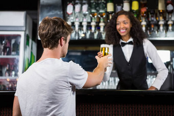 酒吧女招待服务啤酒男人。