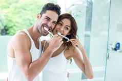 年轻的夫妇刷牙牙齿站浴室