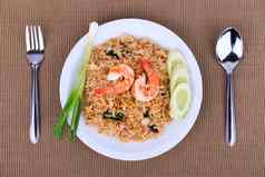 炸大米虾蔬菜白色板白色背景泰国厨房