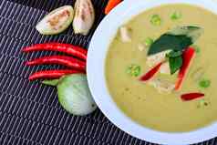 泰国传统的受欢迎的食物泰国鸡绿色咖喱不