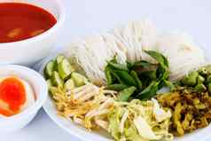 粉丝解决方案面条鱼咖喱椰子牛奶蔬菜kanom吉恩南