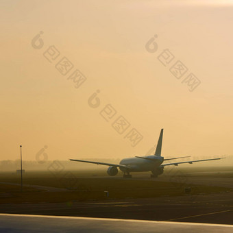 飞机离开机场schiphol